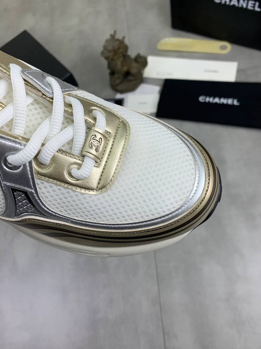 Men's Men's Shoes P620 New Chanel Chanel 25K Silver Horn Golden Horn King Casual Sports Shoes Original purchase and development Made by Xiaoxiang C Home Another super popular item in the counter, loved by Internet celebrity bloggers and ladies, various praises on social platforms, super popular, textured, breathable and super spring and summer. Seeing this issue always arouses the inner desire of fashion among girls. The latest suede material, classic black and white color, full of fashionable feeling on the feet. Easy to take care of, exquisite packaging at the delivery counter🛍📦 ▪️Fabrics: Original customized imported cowhide + mesh ▪️Inner lining: Customized imported breathable mesh ▪️Sole: Original molded rubber foam material ▪️Sole thickness: 4.5CM ▪️Size: 38-44